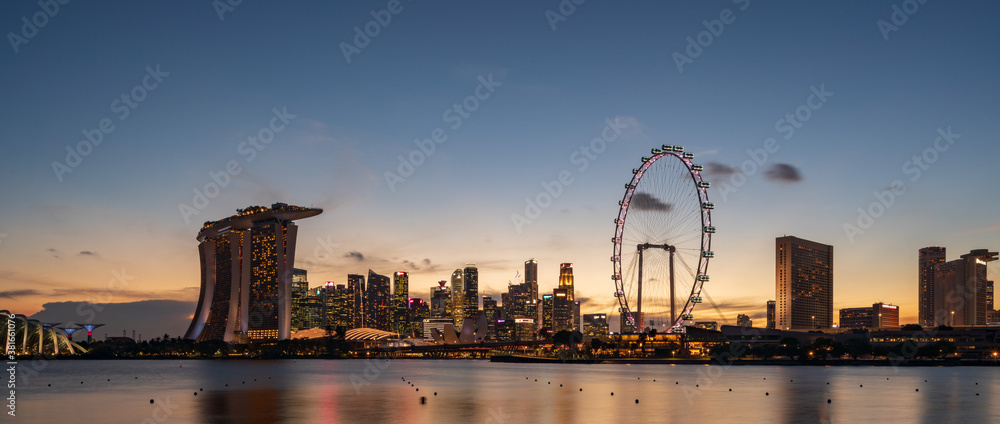 Obraz premium Wide panorama image of Singapore skyscrapers at dusk.