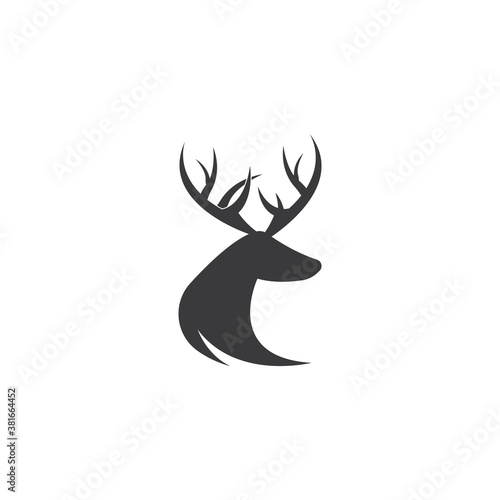 Deer Logo Template vector © amin