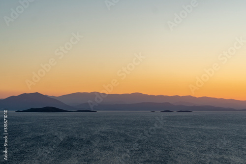 Panorama-Aussicht: Abendrot bei Sonnenuntergang am Meer