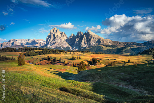 Obraz na plátně Famous Alpe di Siusi - Seiser Alm with Sassolungo - Langkofel mountain group in background at sunset