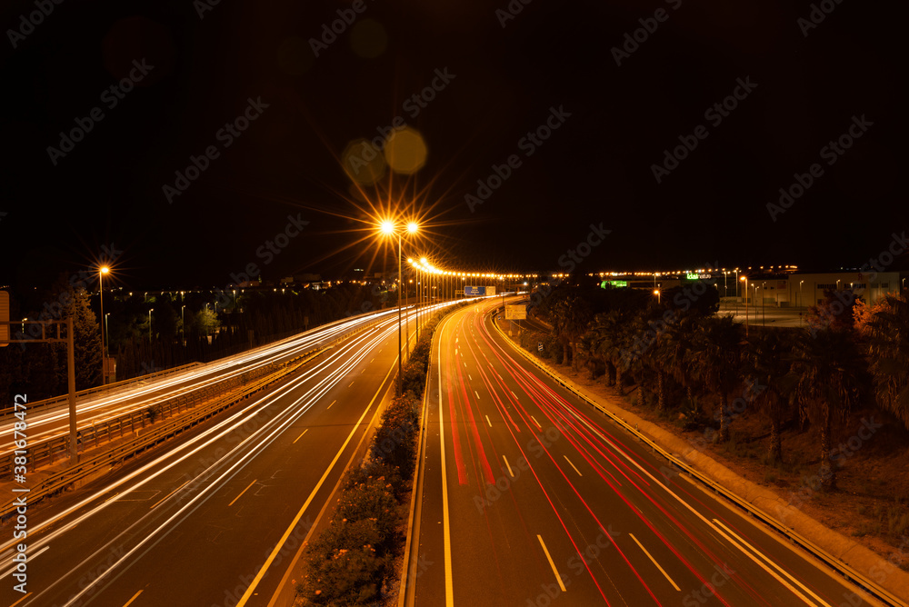Autopista toma en larga exposición nocturna hacia el este. flare