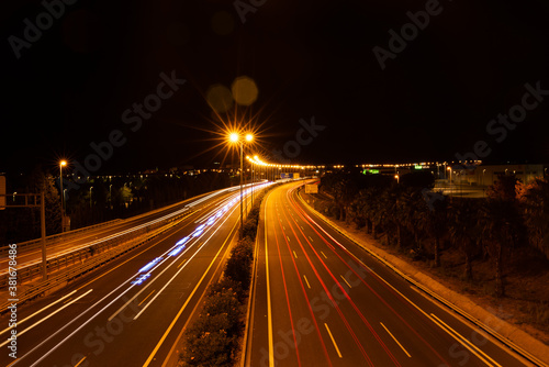 Autopista larga exposición con reflejo de ambulancia durante una toma nocturna