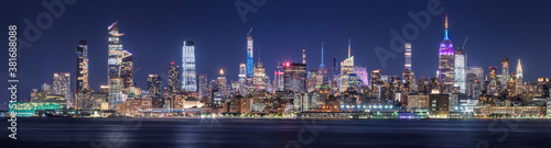 Fotografia New York CIty panoramic cityscape of Midtown West skyscrapers at night along Hudson River Park