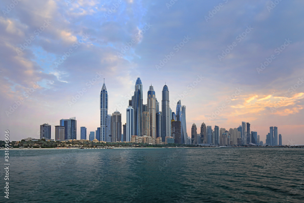 Fototapeta premium Dubai Marina skyline, yachts and famous promenade, United Arab Emirates