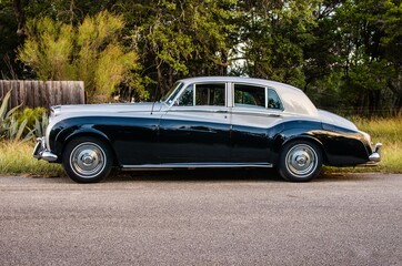 Leinwandbilder Oldtimer Zweifarbiger Luxus-Oldtimer auf Landstrasse  © skyoftexas