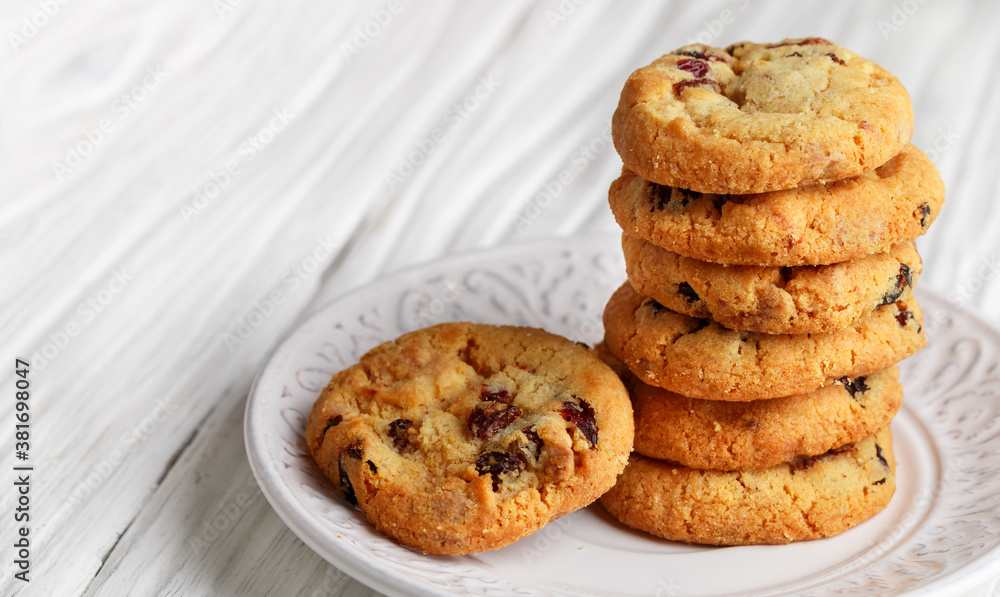 Freshly baked homemade Christmas cookies with cranberries, almonds and white chocolate. Delicious festive biscuit. Gingerbreads. Selective focus, copy space Freshly baked homemade Christmas cookies with cranberries, almonds and white chocolate. Delicious festive biscuit. Gingerbreads. Selective focus, copy space