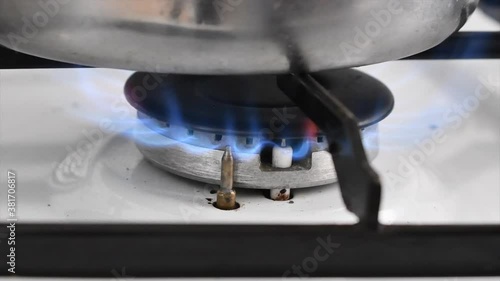 hornalla de cocina a gas con pava encimay  encendedor electrónico photo