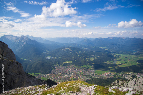 Bayerische Alpen, Blick über Mittenwald in Bayern