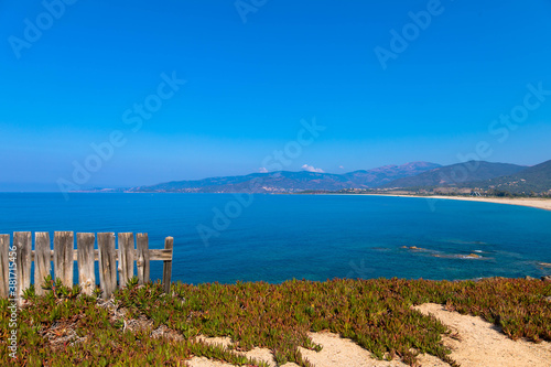 Holzzaun am Strand Liamone, zwischen Tiuccia und Sagone, Korsika, Frankreich photo