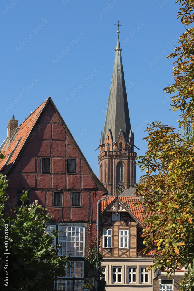 Lüneburg - Herbstliche Altstadt mit Turm der St. Nicolai-Kirche, Niedersachsen, Deutschland, Europa
