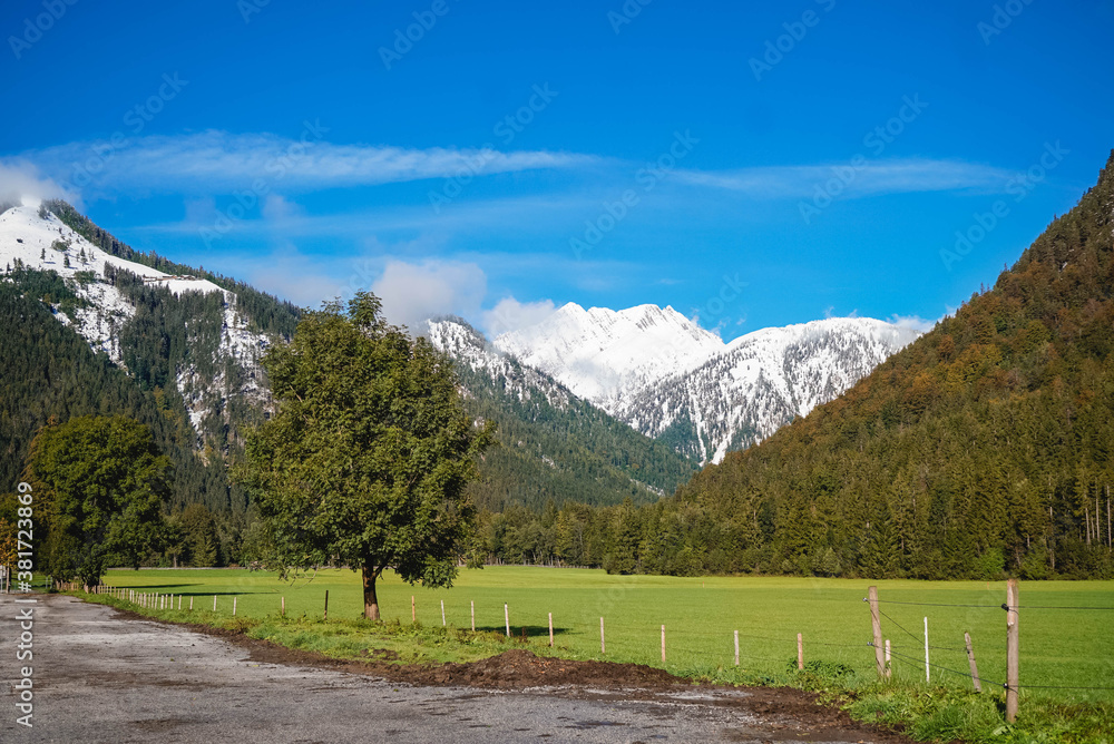 Schneebedeckte Berge am Achensee in Tirol bei Pertisau