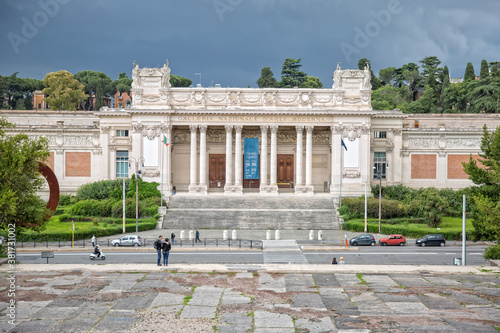 Tableau sur toile Front view of the National Gallery of Modern Art