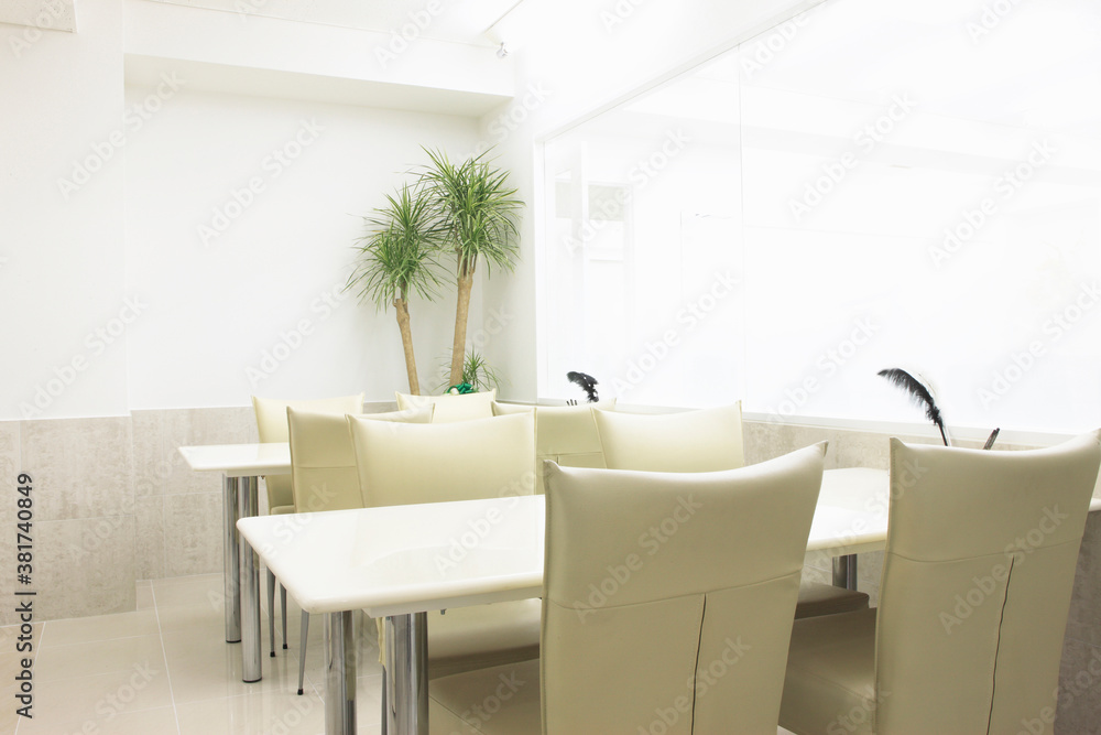 Fototapeta premium 白いテーブルと椅子