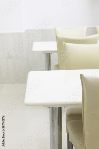 白いテーブルと椅子 © Paylessimages