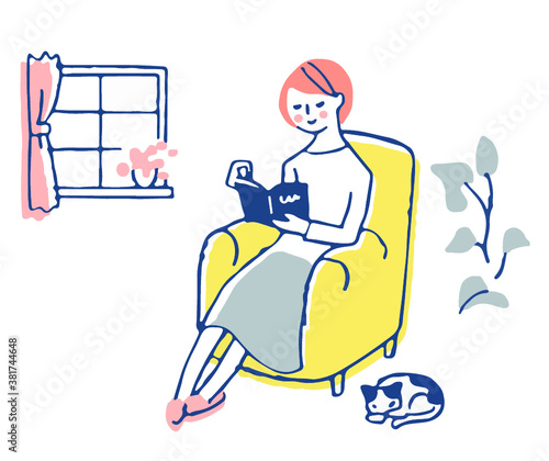 ソファに座って本を読んでいる女性