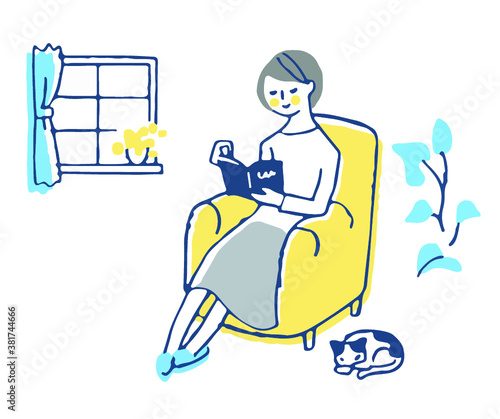 ソファに座って本を読んでいる女性