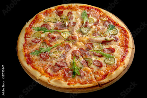 Hunting pizza with cheese, sausage, bacon, chicken, pickles and parmesan.