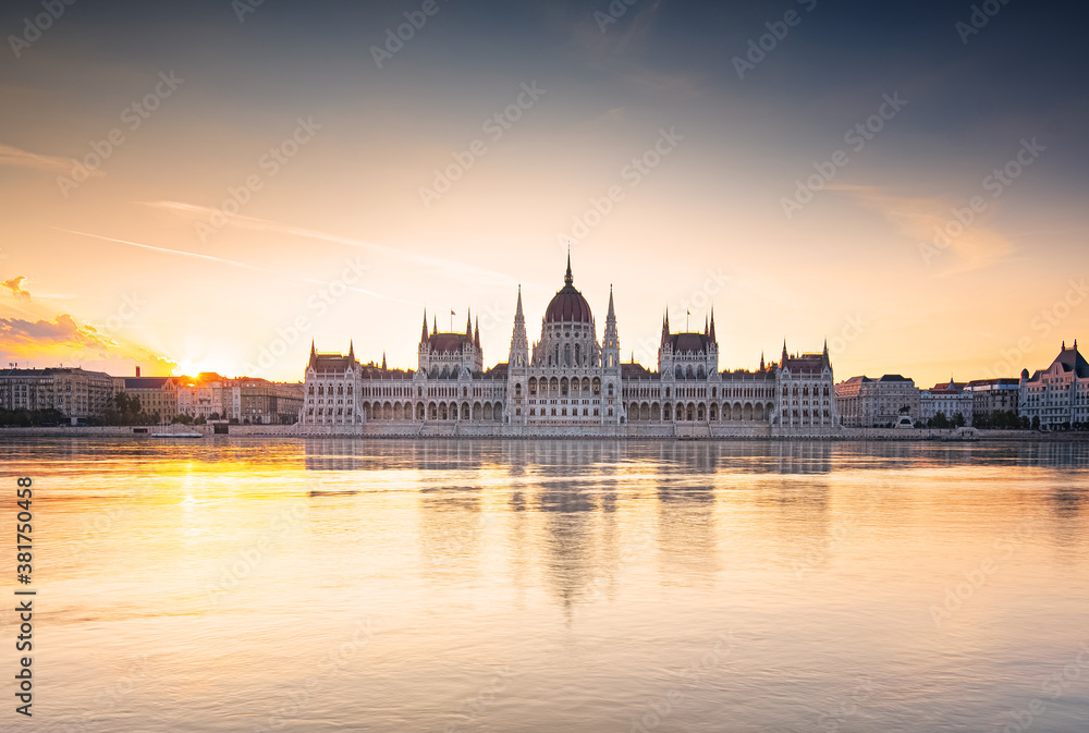 Fototapeta premium Wonderful sunset over the Hungarian Parliament in Budapest, Hungary
