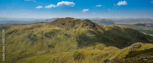 Foto A path from Ben Vorlich to Stùc a' Chroin - hillwalking in Scotland