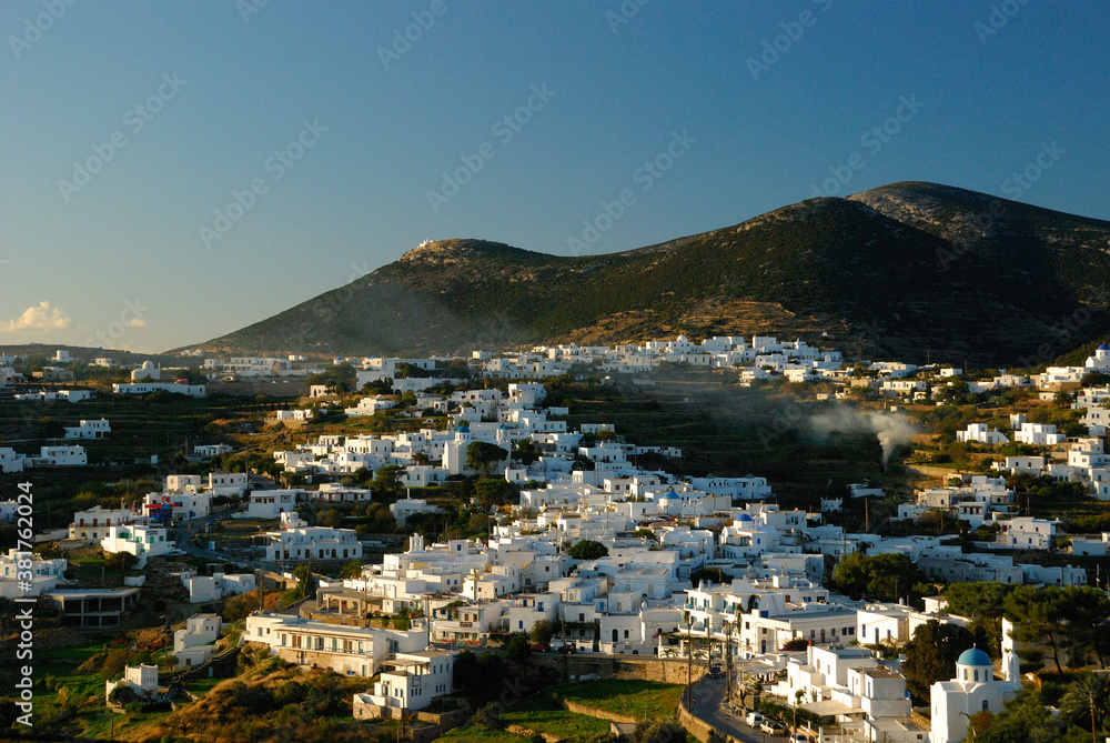 Widok na góry i białe domy na wyspie Sifnos w październikowy pogodny dzień