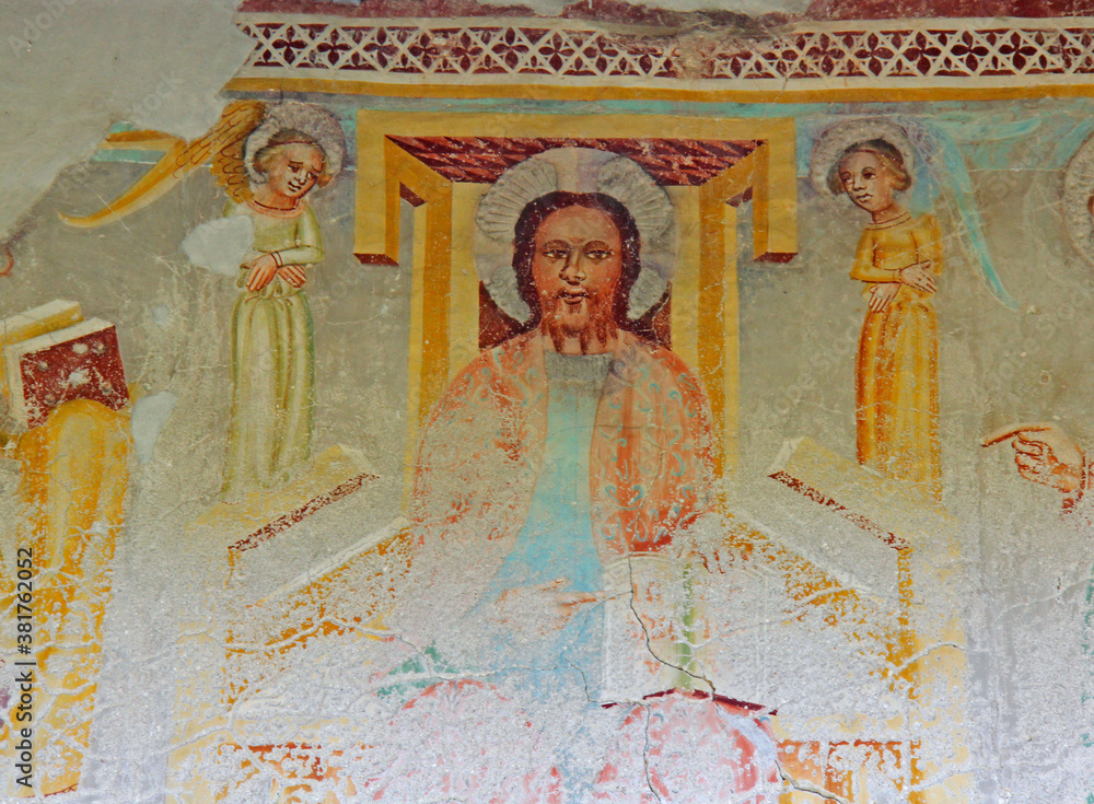 Cristo in trono con due angeli; affresco esterno della chiesetta di San Giacomo a Grissiano (Alto Adige)