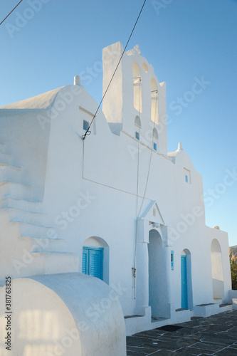 Kościół o białych ścianach na greckiej wyspie Sifnos w pogodny dzień