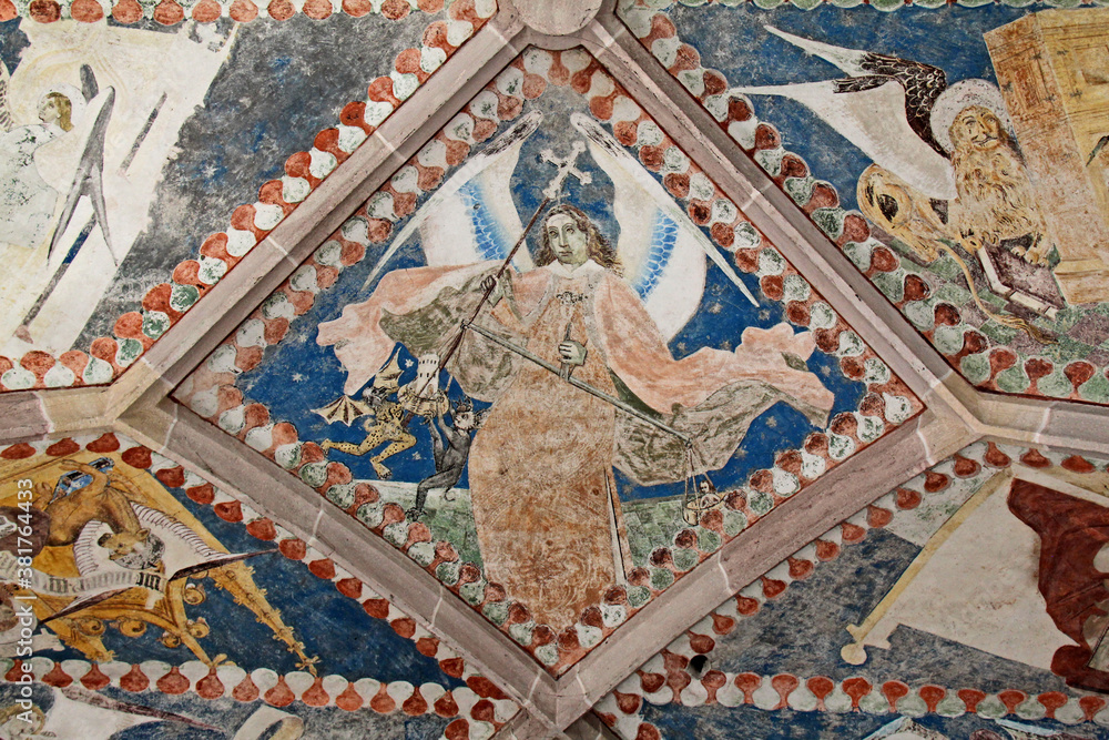 l'Arcangelo Michele che giudica un'anima; affresco nella cappella cimiteriale di San Michele a Tesimo (Alto Adige)