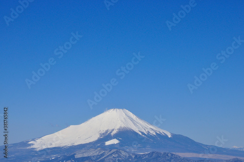 厳冬期の富士山眺望 丹沢山地の鍋割山より望む コピースペース © Green Cap 55