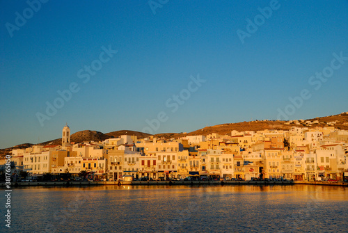 Grecka wyspa Siros w pogodne październikowe popołudnie