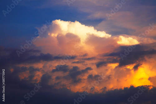 夕陽に染まる積乱雲 © Paylessimages