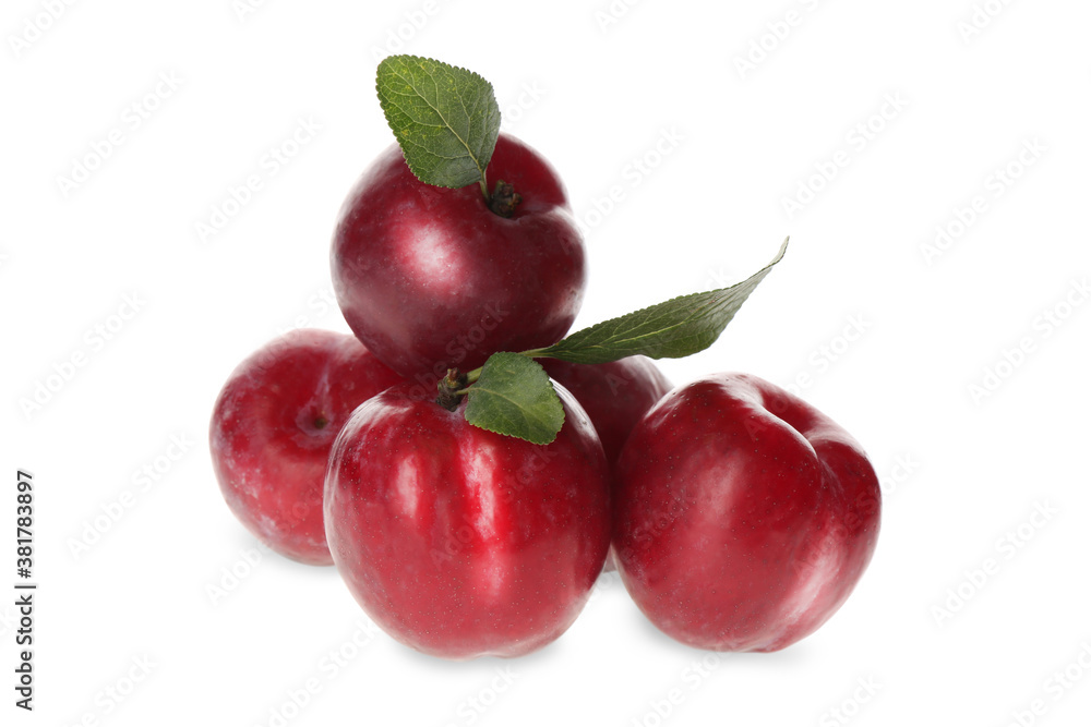Obraz premium Delicious ripe plums with leaves isolated on white