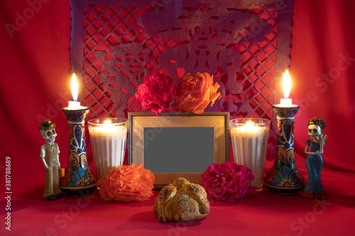Oferta del Día de los Muertos con papel picado y retrato / Day of the Dead offering from central Mexico with papel picado, veladoras, photography, flowers and bread of the dead