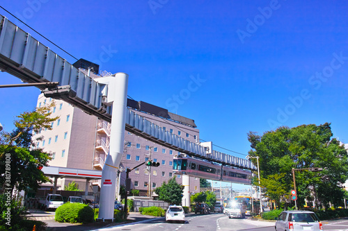 秋晴れの神奈川県大船の街並み。モノレールが走る大船駅東口の風景