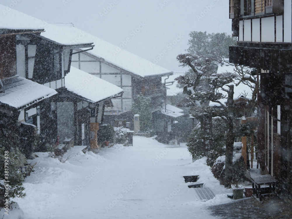 冬の幻想的奈風景 雪の馬籠宿 StockFoto Adobe Stock
