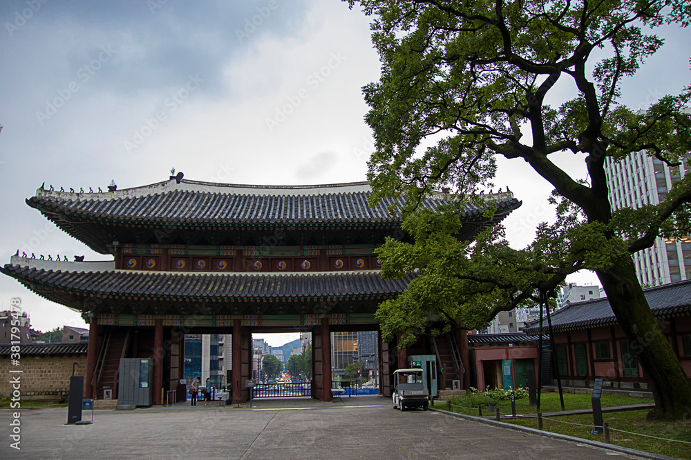  inside the gate of changdeokgung