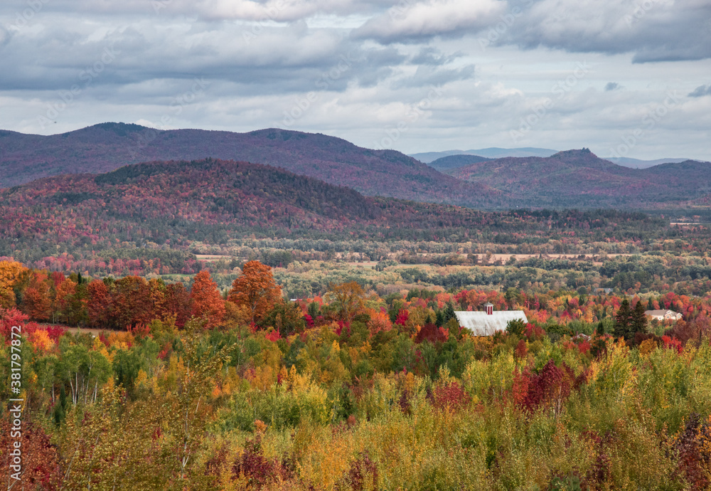 Fototapeta premium Autumn landscape view of mountain with colorful trees