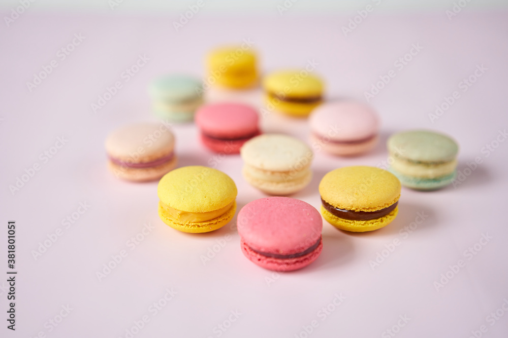 Obraz premium French cake macaron. Set of cute sweets on pastel pink background. almond cookies, pastel colors, top view