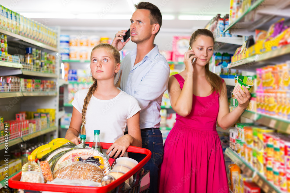 frustration kid and parents with phones in food supermarket