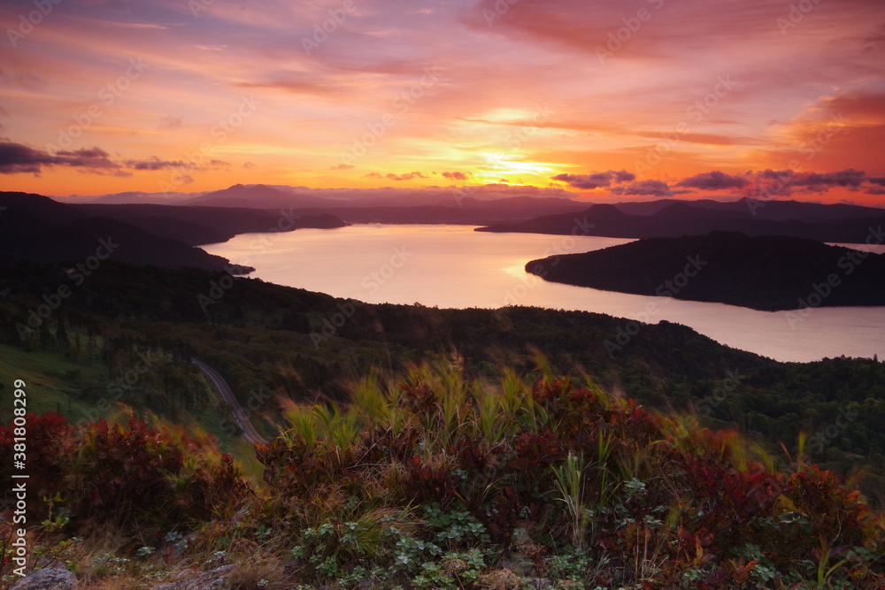 Obraz premium 美しい夜明けの空と朝陽。北海道、美幌峠からの風景。