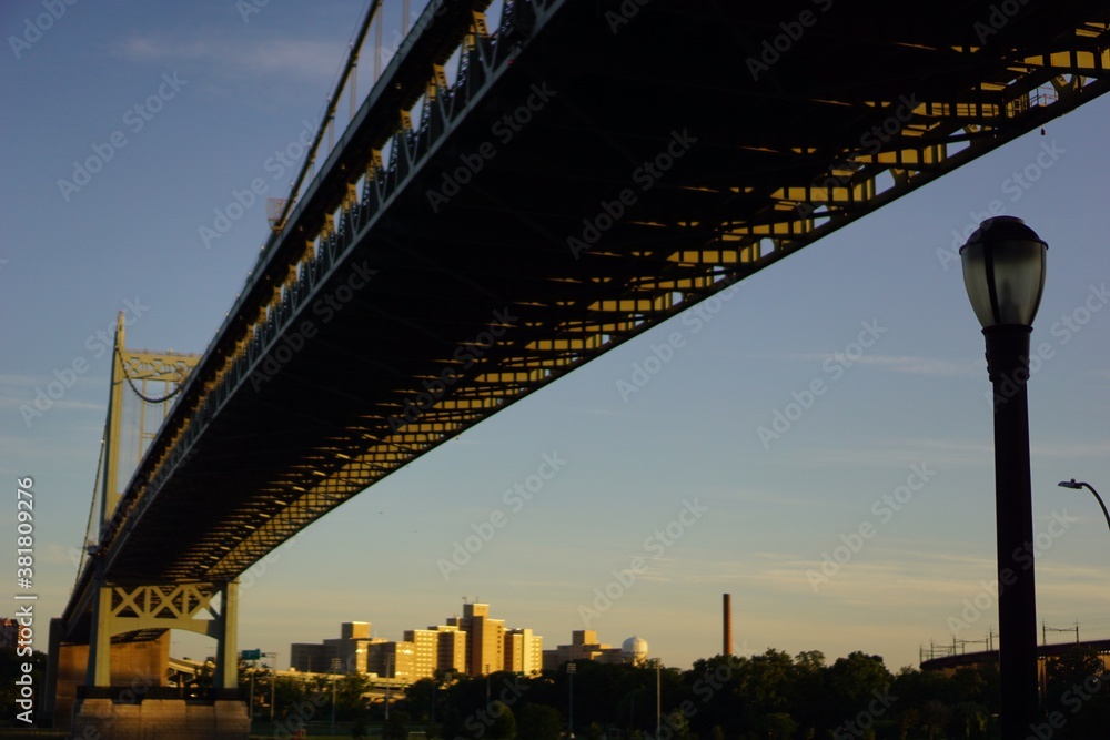 Obraz premium bridge at sunrise