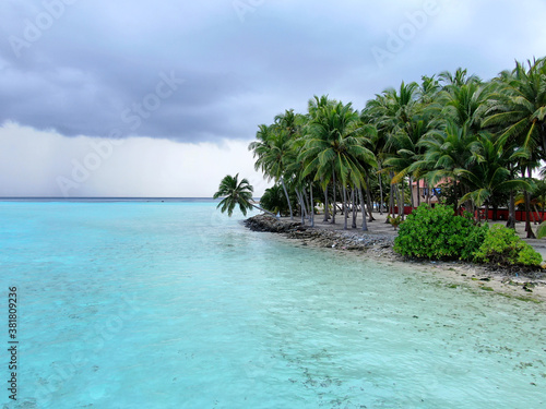 Obraz na plátně Blue Maldive islands seascape with geen foliage