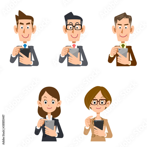 スマートフォンを操作するスーツを着た男女
