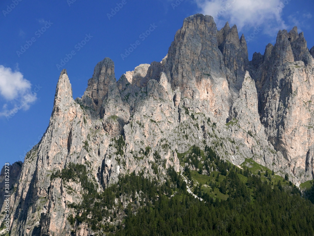 meraviglioso panorama delle montagne rocciose delle dolomiti in estate