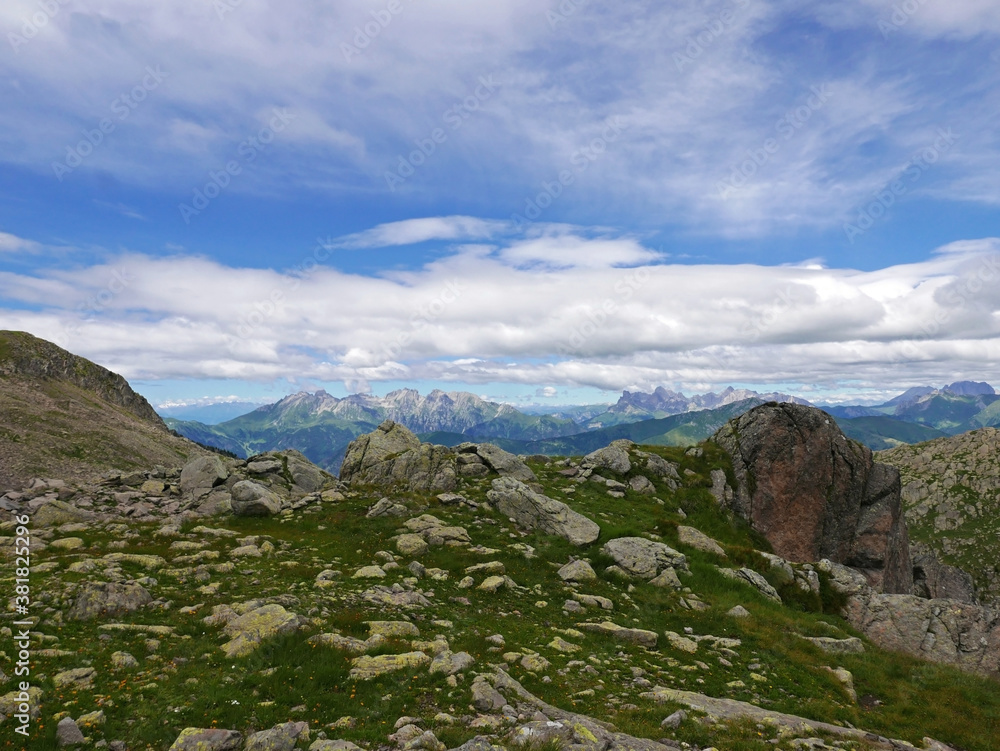 meraviglioso panorama montano dolomitico in estate