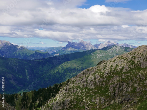 meraviglioso panorama montano dolomitico in estate © tiziana