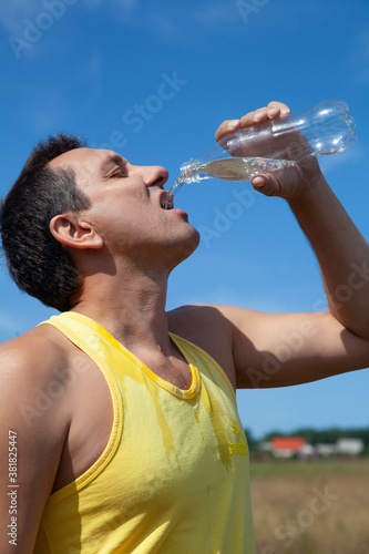 Obraz na płótnie mature man drinking w salonie
