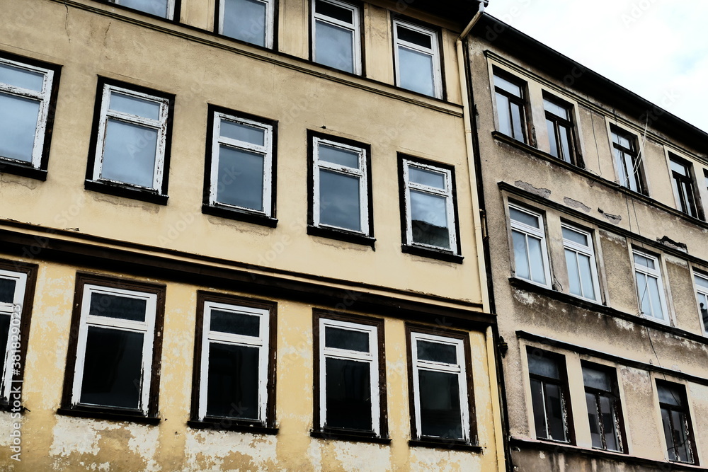 Hausfassaden an verfallenen Häusern aus DDR-Zeiten