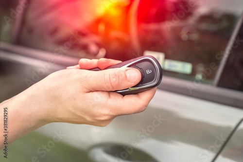 Obraz na płótnie Woman lock or unlock her car with car remote control