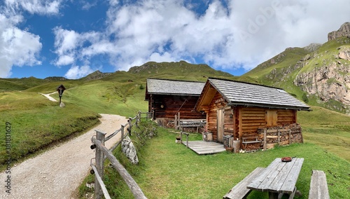 Holzhütten auf einer Wanderung in den Dolomiten in den Alpen photo