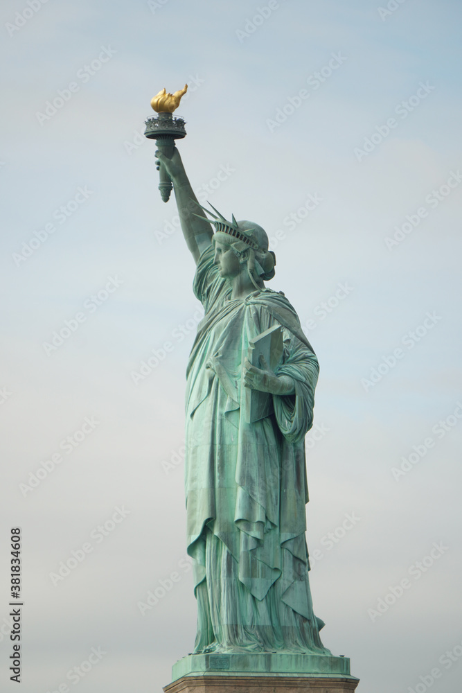 Obraz premium Looking at the Statue of Liberty from the side